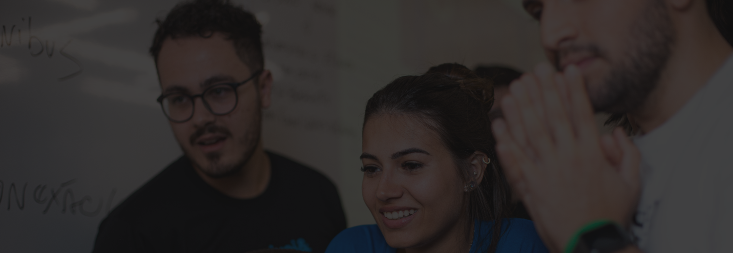 Imagem de quatro pessoas conversando