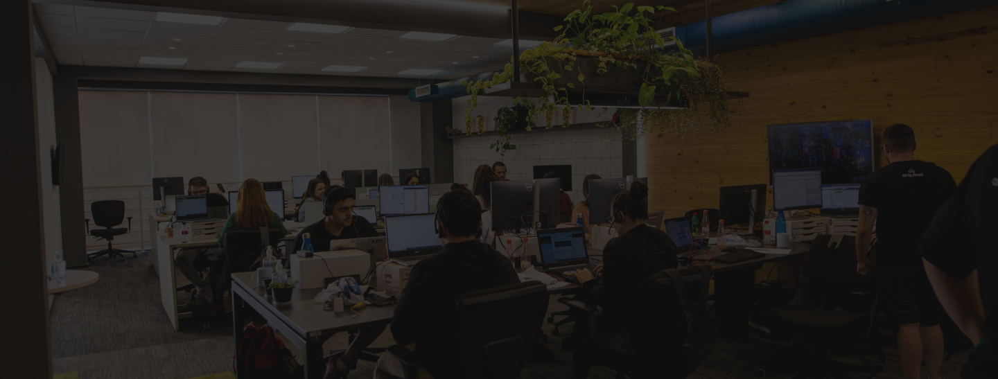 Imagem de várias pessoas com fone de ouvido usando computador